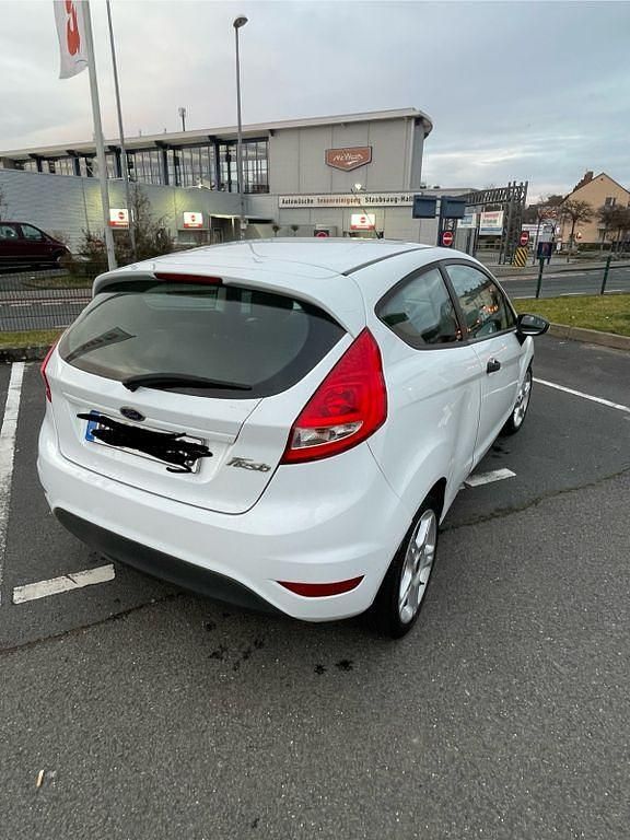 Gebraucht Ford Fiesta Ambiente 60 PS (44 kW) 2009 Weiß Kleinwagen