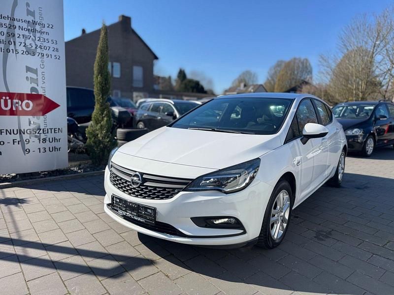 Gebraucht Opel Astra Selection 105 PS (77 kW) 2016 Weiß Limousine
