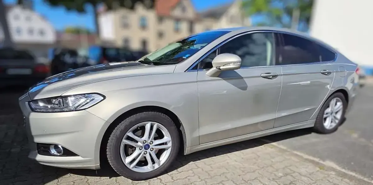 Gebraucht Ford Mondeo Titanium 241 PS (177 kW) 2015 Silber (titangrau metallic) Limousine