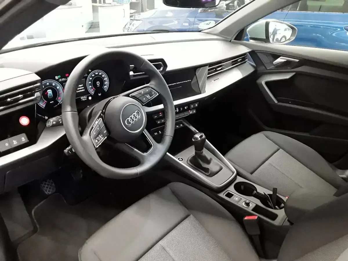 Gebraucht Audi A3 Ambiente 116 PS (85 kW) 2025 Pfeilgrau perleffekt Limousine