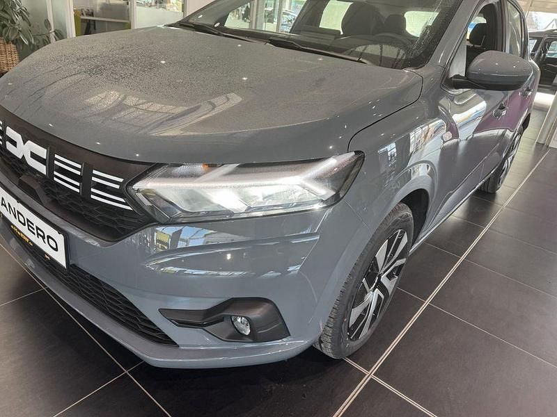 Neu Dacia Sandero Expression 91 PS (66 kW) 2025 Grau Limousine