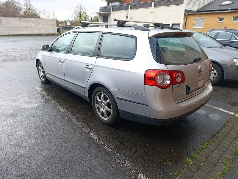 Second-hand VW Passat 140 CP (102 kW) 2009 Argintiu Berlinǎ