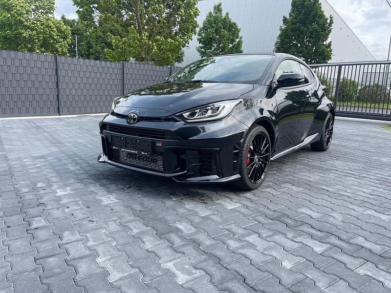 Schwarz Gebraucht 2024 Toyota Yaris Coupé | 39.900 € (Superpreis) - Bild 1/4