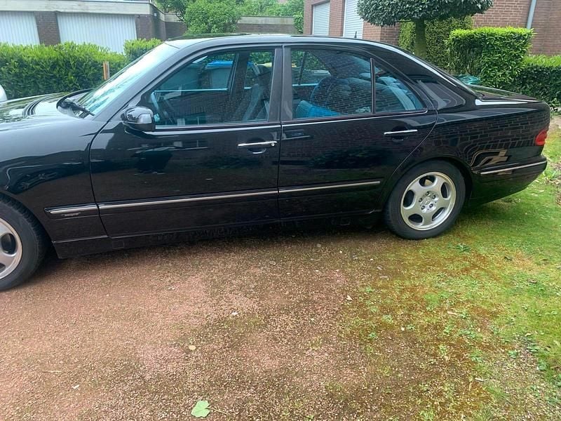 Gebraucht Mercedes E200 163 PS (119 kW) 2000 Schwarz Limousine
