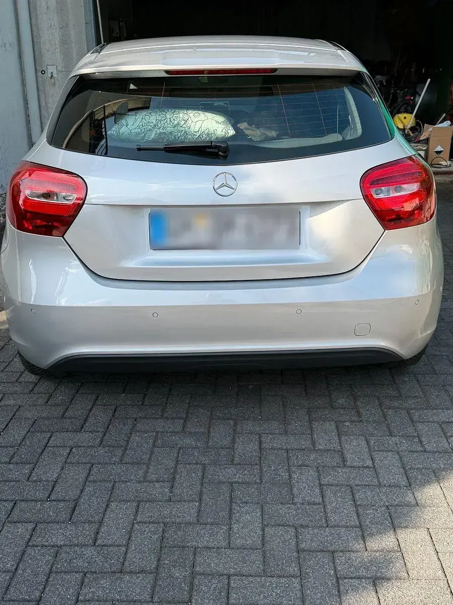 Gebraucht Mercedes A180 122 PS (89 kW) 2015 Silber Kleinwagen