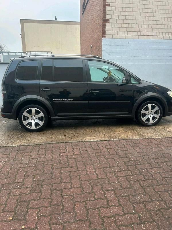 Schwarz Gebraucht 2009 VW Touran Cross Van / Kleinbus | 5.900 € - Bild 1/4
