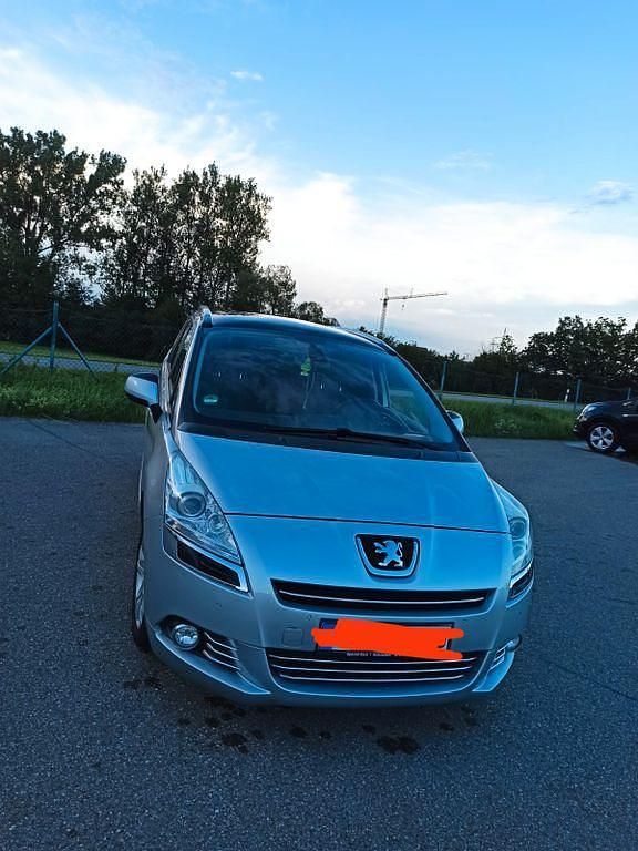 Grau Gebraucht 2012 Peugeot 5008 Active Van / Kleinbus | 5.999 € (Fairer Preis) - Bild 1/4