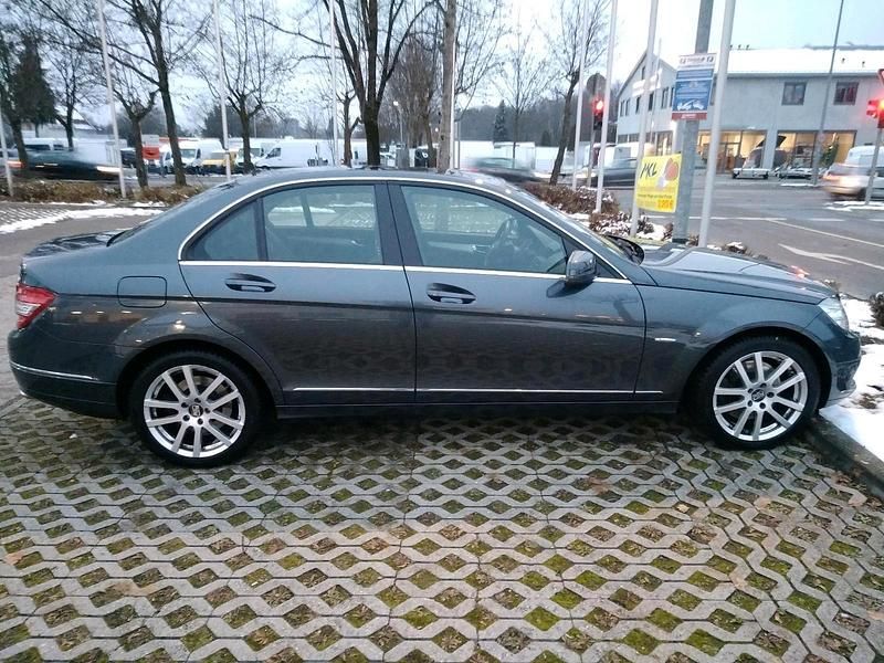 Grau Gebraucht 2009 Mercedes C320 Avantgarde Limousine | 14.999 € - Bild 1/4