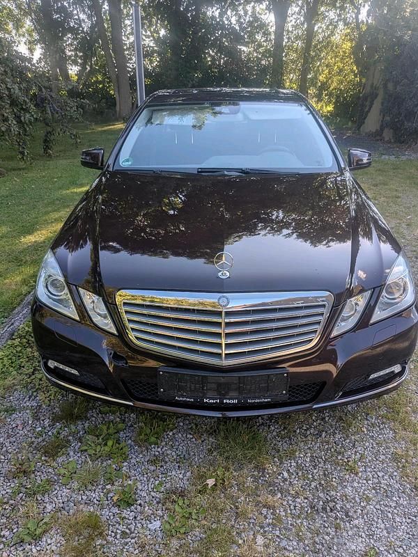 Braun Gebraucht 2009 Mercedes E350 Limousine | 5.399 € (Superpreis) - Bild 1/4
