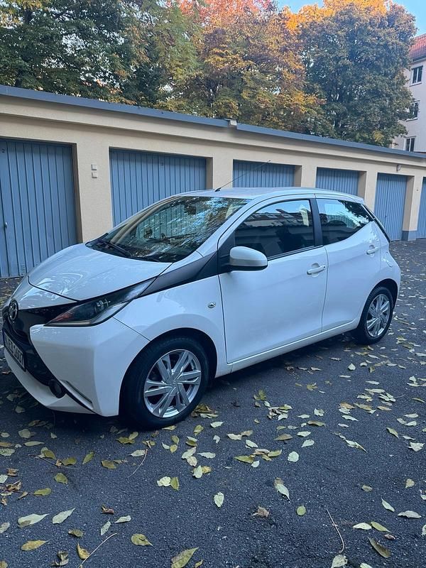 Weiß Gebraucht 2017 Toyota Aygo Kleinwagen | 8.100 € (Fairer Preis) - Bild 1/4