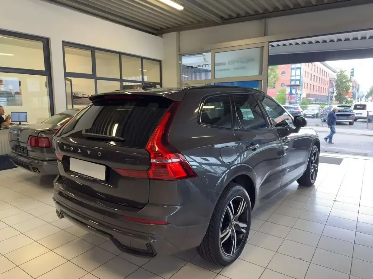 Gebraucht Volvo XC60 R-Design 197 PS (144 kW) 2021 Platinum grey / metallic SUV