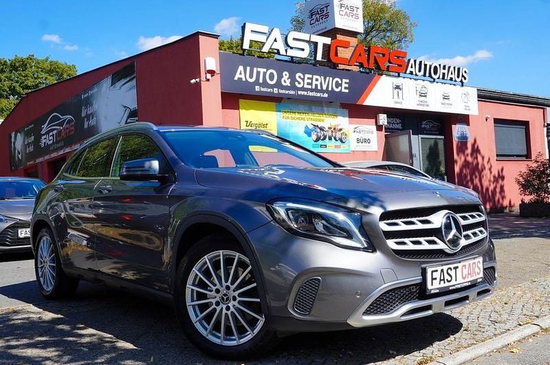Grau Gebraucht 2017 Mercedes GLA250 Progressive SUV | 21.990 € (Fairer Preis) - Bild 1/4