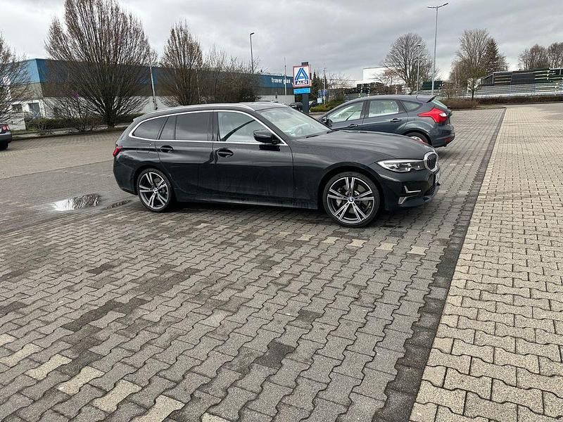 Schwarz Gebraucht 2021 BMW 330 Luxury Line Kombi | 31.990 € (Guter Preis) - Bild 1/4
