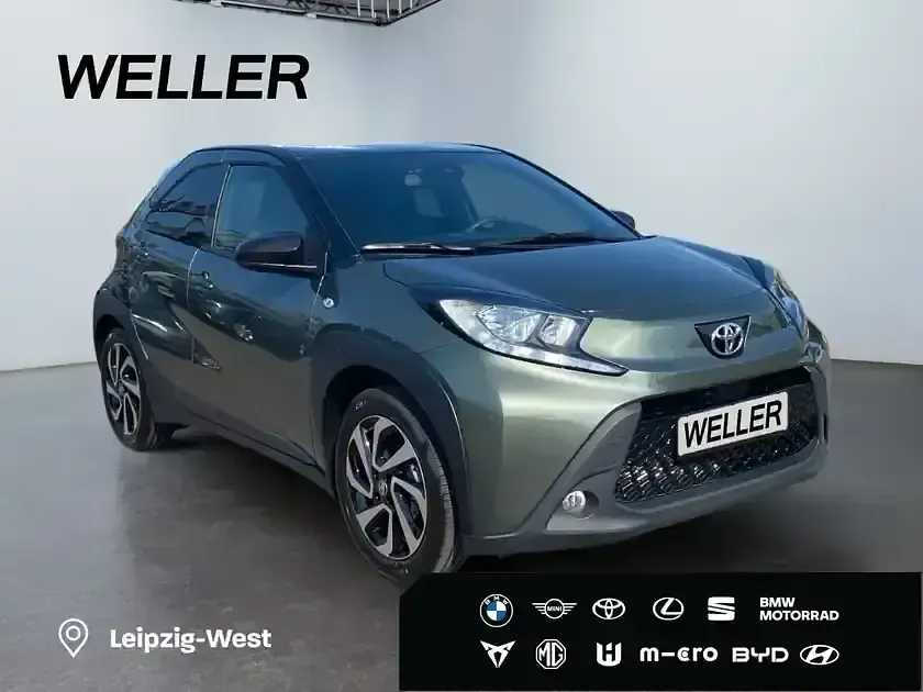 Gebraucht Toyota Aygo 72 PS (52 kW) 2023 Cardamon green / night sky black (gruen) Kleinwagen