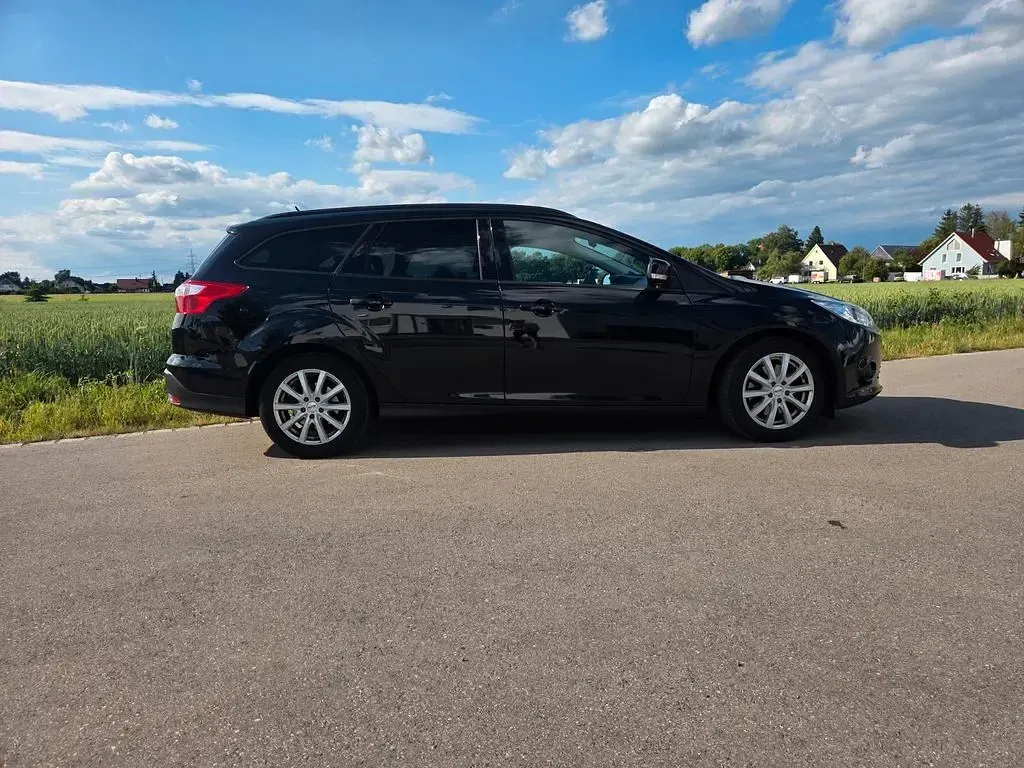 Gebraucht Ford Focus Ambiente 105 PS (77 kW) 2011 Schwarz Limousine