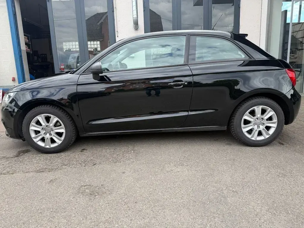 Używany Audi A1 Attraction 105 KM (77 kW) 2012 Czarny Hatchback
