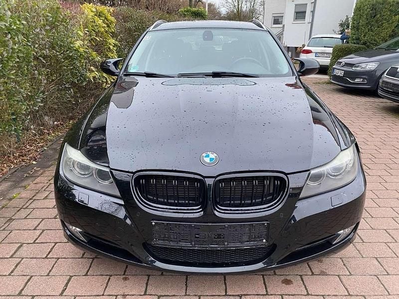 Gebraucht BMW 320 184 PS (135 kW) 2011 Schwarz Kombi