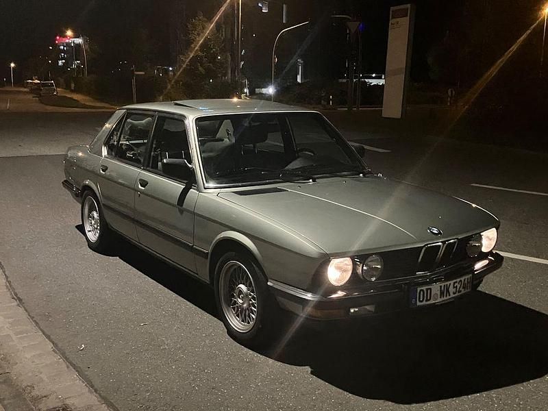 Grün Gebraucht 1983 BMW 524 Limousine | 19.900 € - Bild 1/4