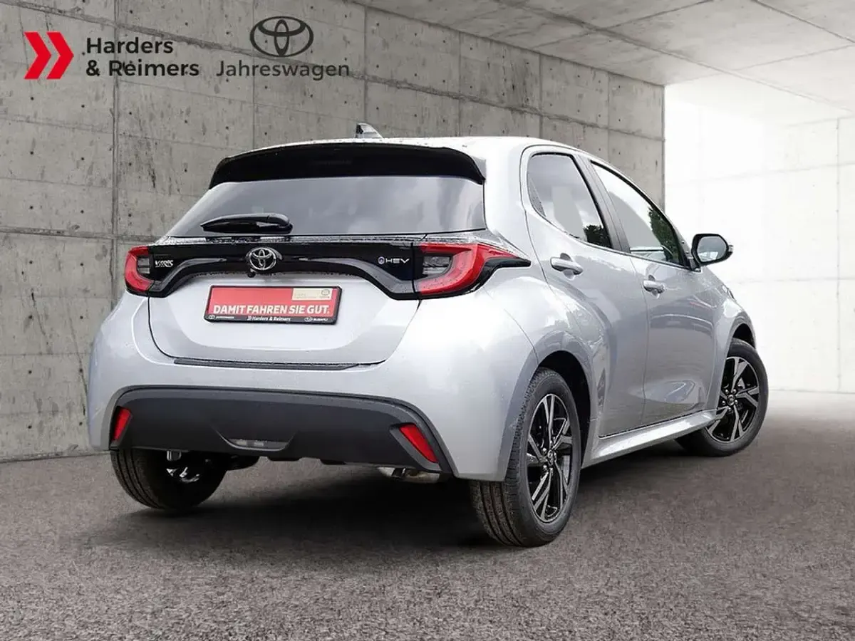 Neu Toyota Yaris Hybrid 116 PS (85 kW) 2025 Silber Kleinwagen