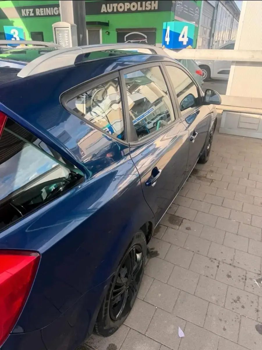 Używany Kia Ceed 90 KM (66 kW) 2008 Niebieski Hatchback