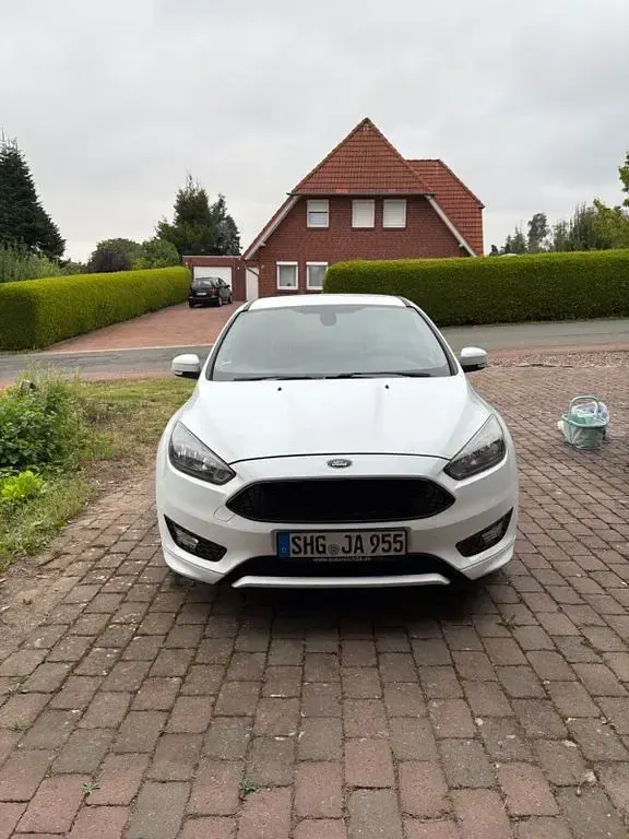Gebraucht Ford Focus ST-Line 125 PS (91 kW) 2018 Weiß Limousine