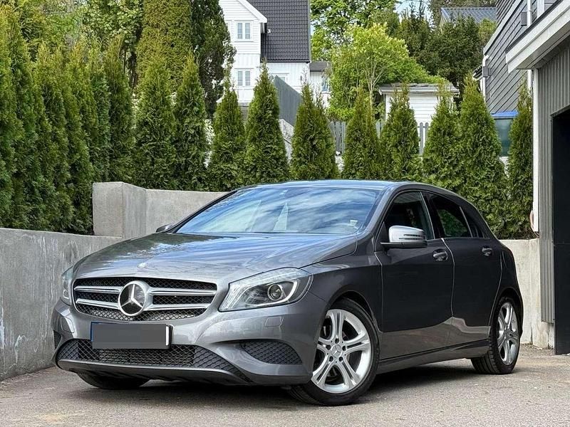 Grau Gebraucht 2015 Mercedes A180 Limousine | 14.350 € (Fairer Preis) - Bild 1/4