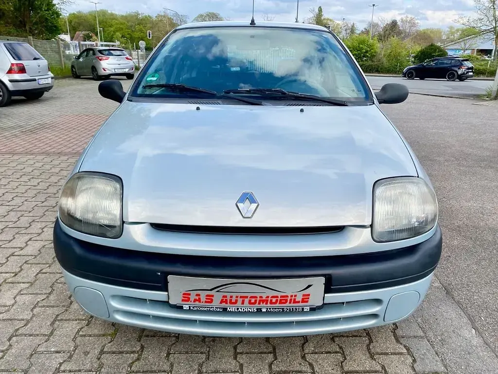 Gebraucht Renault Clio 58 PS (42 kW) 2000 Silber