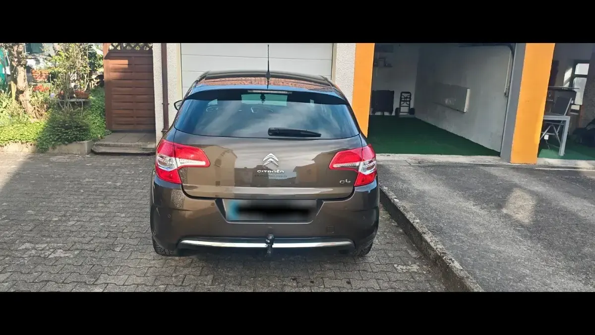 Gebraucht Citroën C4 Tendance 120 PS (88 kW) 2013 Braun Limousine