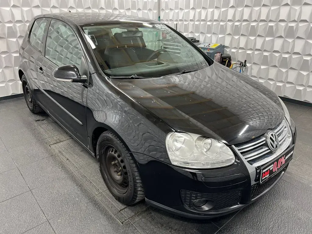 Używany VW Golf IV Trendline 75 KM (55 kW) 2005 Czarny Sedan/Limuzyna