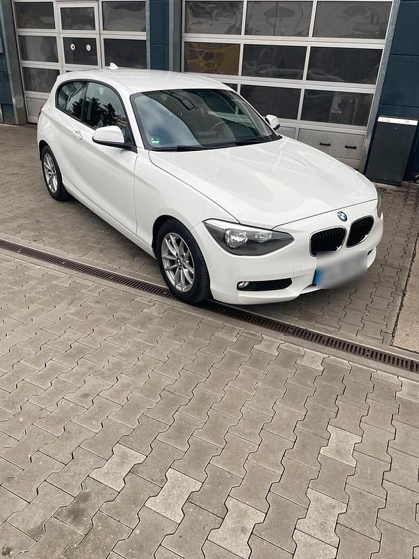 Weiß Gebraucht 2012 BMW 116 Kleinwagen | 5.300 € - Bild 1/4