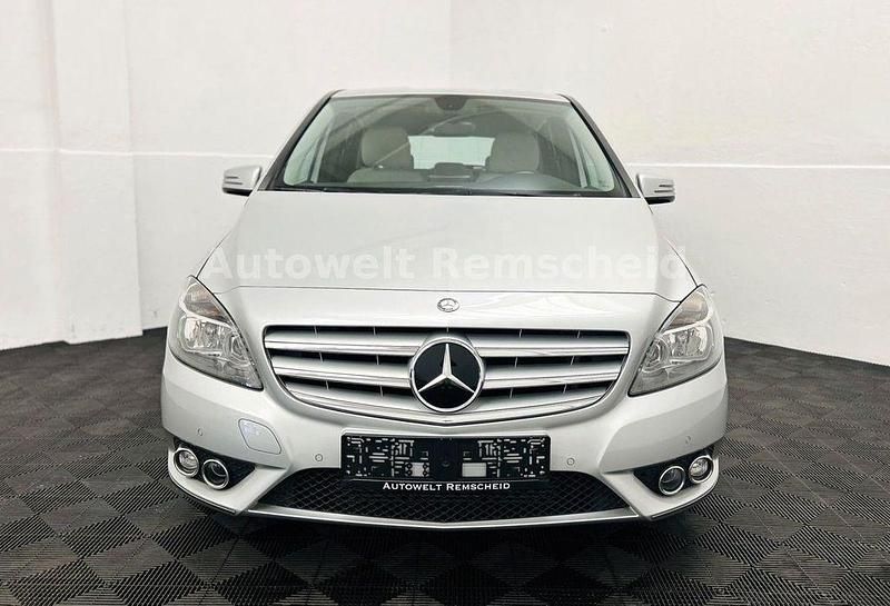 Gebraucht Mercedes B180 122 PS (89 kW) 2013 Silber Van / Kleinbus