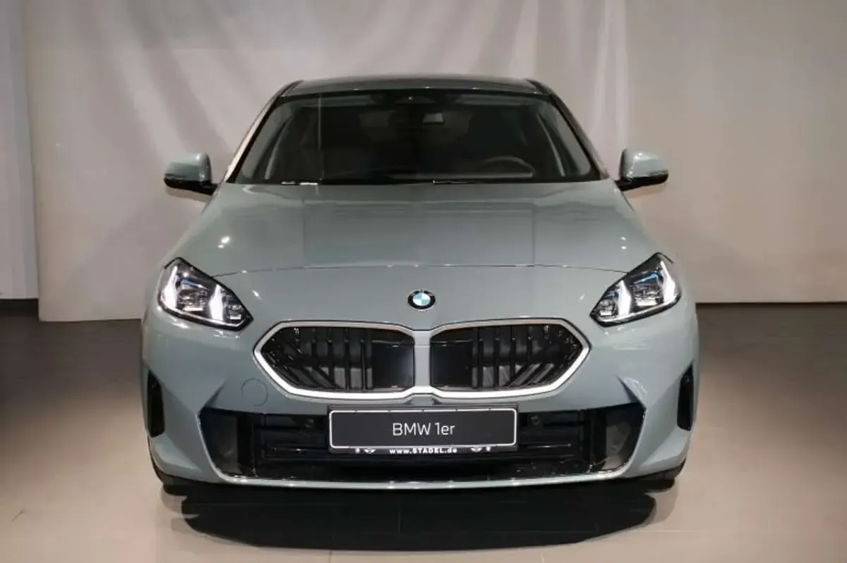 Neu BMW 116 122 PS (89 kW) 2026 Cape york grün metallic Kleinwagen
