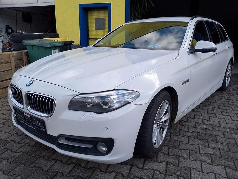 Weiß Gebraucht 2014 BMW 520 Sport Line Kombi | 7.599 € (Guter Preis) - Bild 1/4