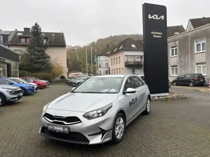 Silber Neu 2024 Kia Ceed 2 Kleinwagen | 26.990 € (Etwas zu teuer) - Bild 1/4