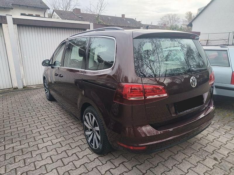 Gebraucht VW Sharan Comfortline 150 PS (110 kW) 2017 Rot Van / Kleinbus