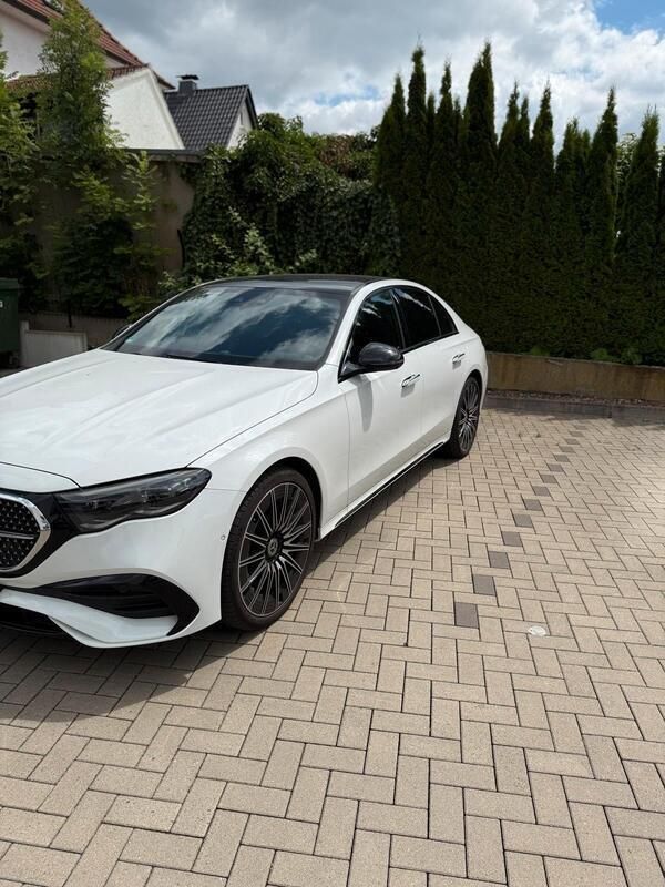 Weiß Gebraucht 2024 Mercedes E220 Limousine | 75.990 € - Bild 1/4