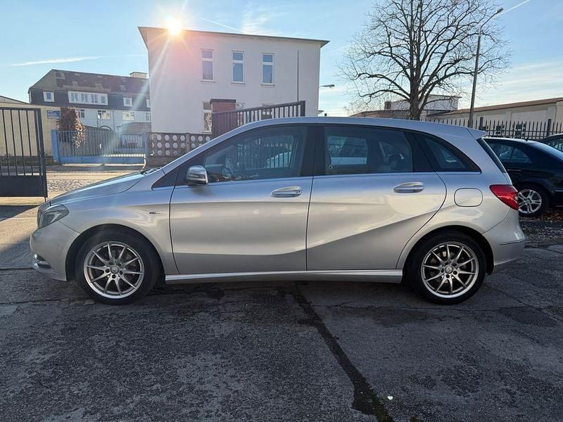 Gebraucht Mercedes B200 156 PS (114 kW) 2012 Silber Van / Kleinbus