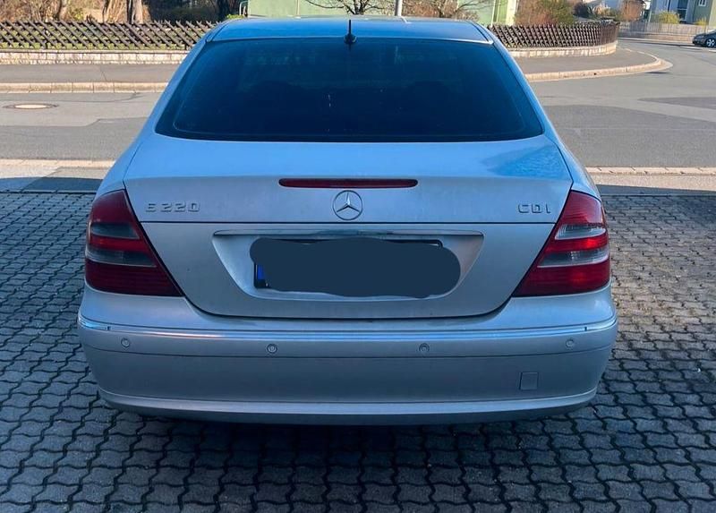 Gebraucht Mercedes E220 Elegance 143 PS (105 kW) 2002 Grau Limousine