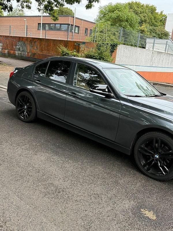 Grau Gebraucht 2013 BMW 318 Limousine | 7.400 € (Fairer Preis) - Bild 1/4