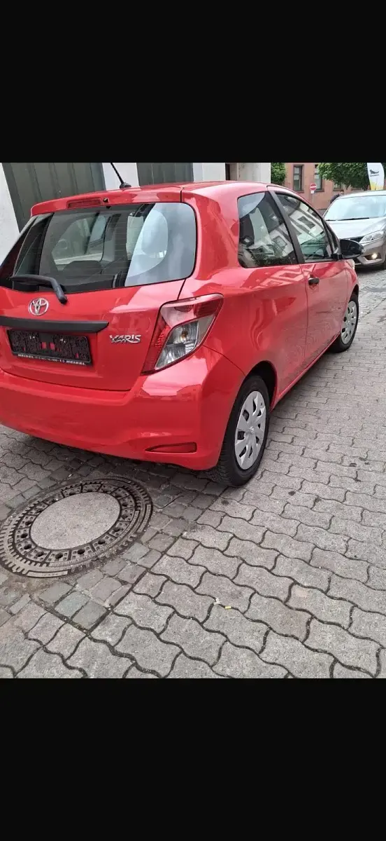 Gebraucht Toyota Yaris 69 PS (50 kW) 2014 Rot Kleinwagen