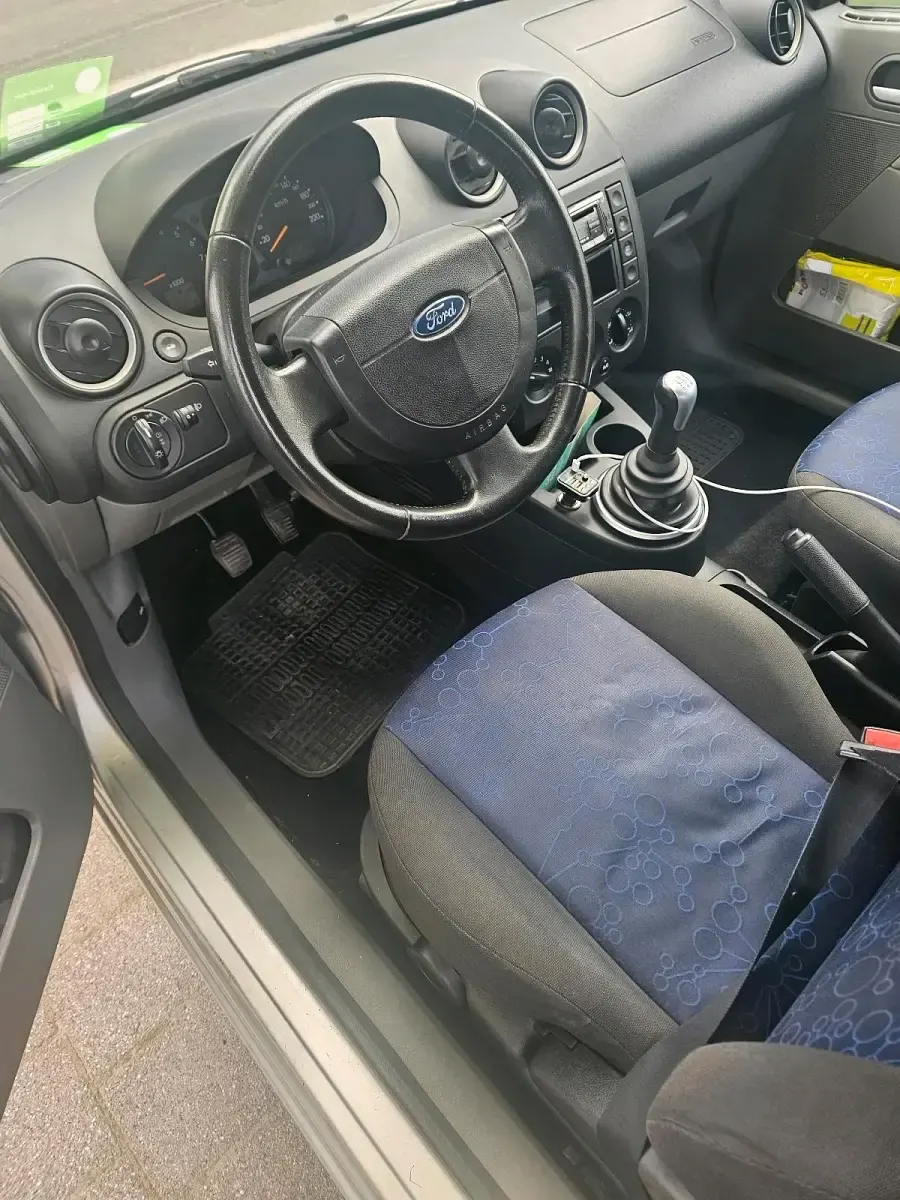 Gebraucht Ford Fiesta 80 PS (58 kW) 2002 Silber Kleinwagen