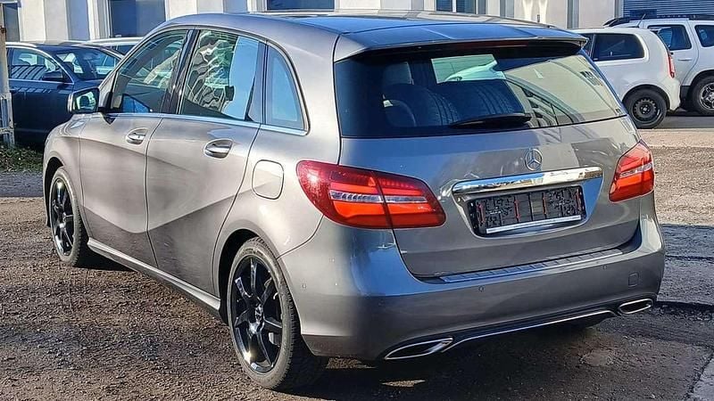 Gebraucht Mercedes B200 Urban 140 PS (102 kW) 2018 Mountaingrau Van / Kleinbus