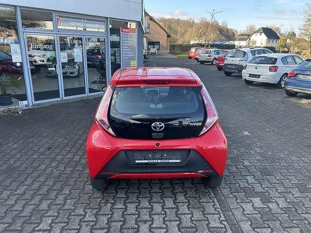 Gebraucht Toyota Aygo X-play 69 PS (50 kW) 2017 Super red 5 Kleinwagen