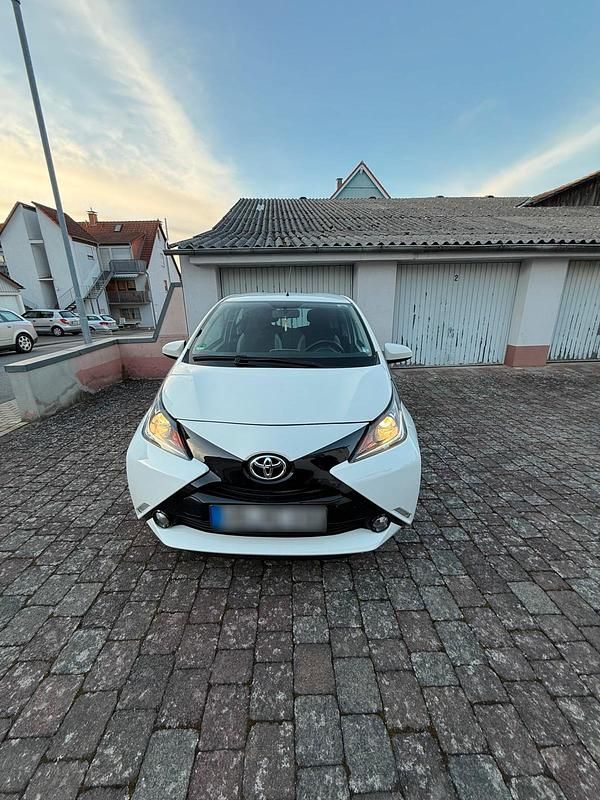 Gebraucht Toyota Aygo 69 PS (50 kW) 2014 Weiß Kleinwagen