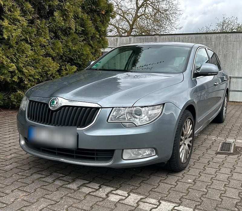 Gebraucht Skoda Superb 140 PS (102 kW) 2011 Grau Limousine