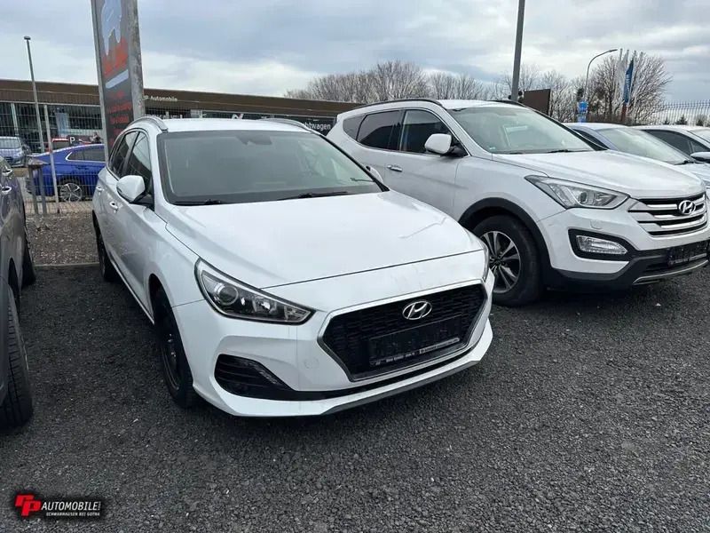 Weiß Gebraucht 2020 Hyundai i30 Trend Limousine | 16.990 € (Etwas zu teuer) - Bild 1/1