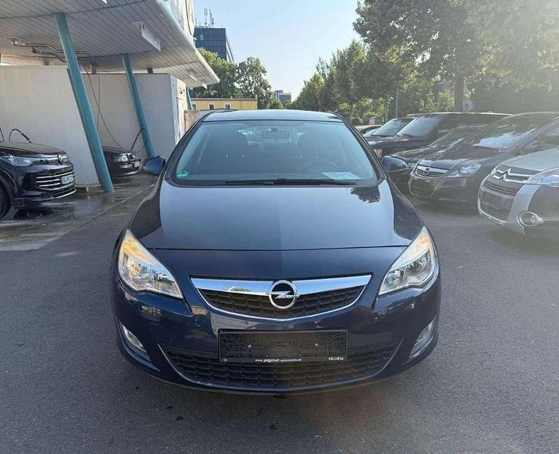 Używany Opel Astra 101 KM (74 kW) 2011 Niebieski Sedan/Limuzyna