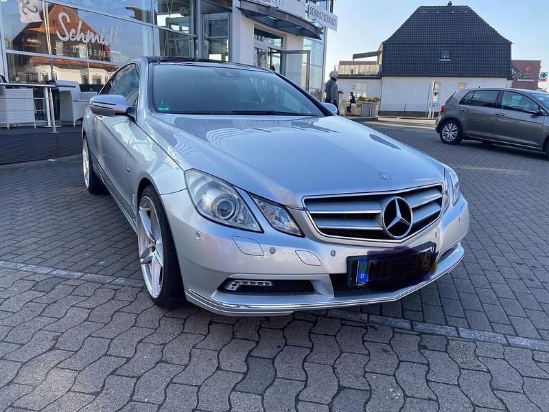 Gebraucht Mercedes E350 231 PS (169 kW) 2009 Silber Coupé