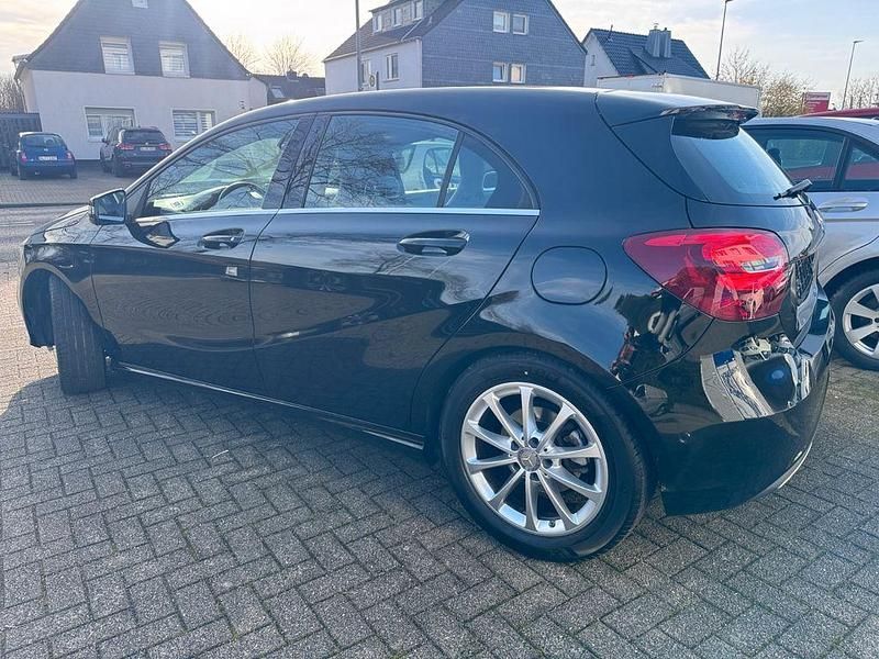 Gebraucht Mercedes A180 Business 122 PS (89 kW) 2015 Schwarz Limousine