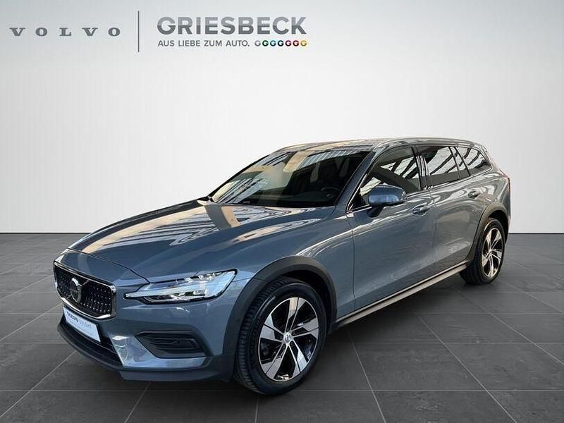 Gebraucht Volvo V60 CC Plus 197 PS (144 kW) 2023 Thunder grey / Kombi